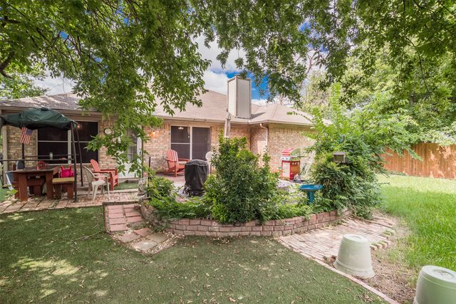 911 W Lynn Creek Drive, Arlington, TX 76001