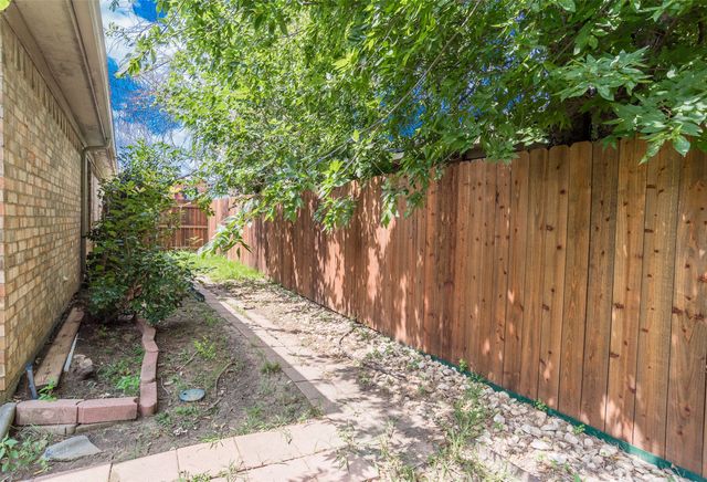 911 W Lynn Creek Drive, Arlington, TX 76001
