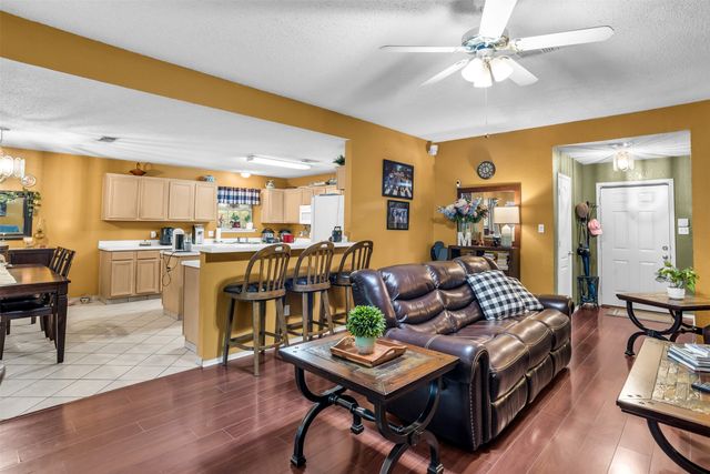 911 W Lynn Creek Drive, Arlington, TX 76001
