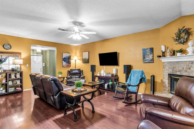 911 W Lynn Creek Drive, Arlington, TX 76001