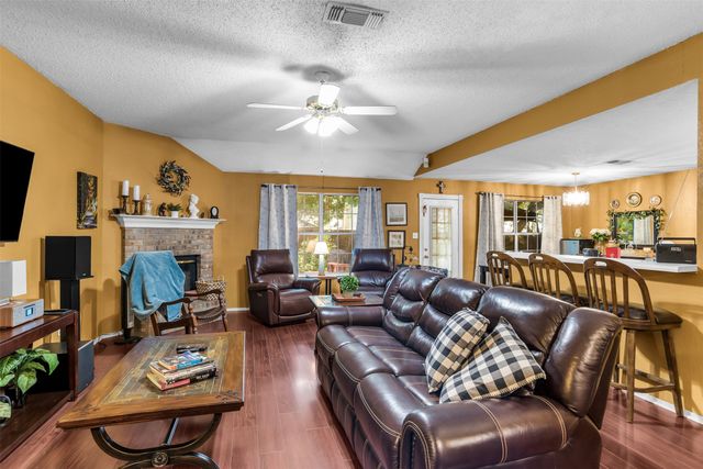 911 W Lynn Creek Drive, Arlington, TX 76001