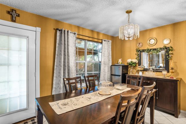 911 W Lynn Creek Drive, Arlington, TX 76001