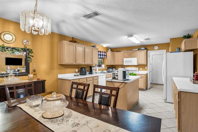 911 W Lynn Creek Drive, Arlington, TX 76001