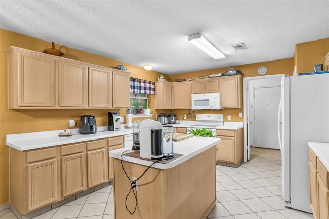 911 W Lynn Creek Drive, Arlington, TX 76001