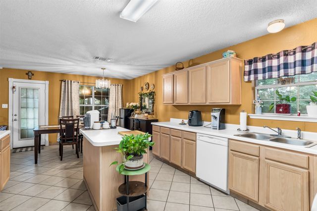 911 W Lynn Creek Drive, Arlington, TX 76001