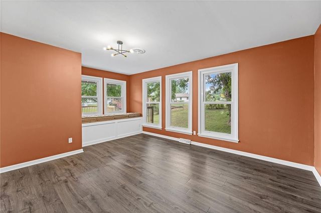 7302 N Woodland Avenue, Gladstone, MO 64118