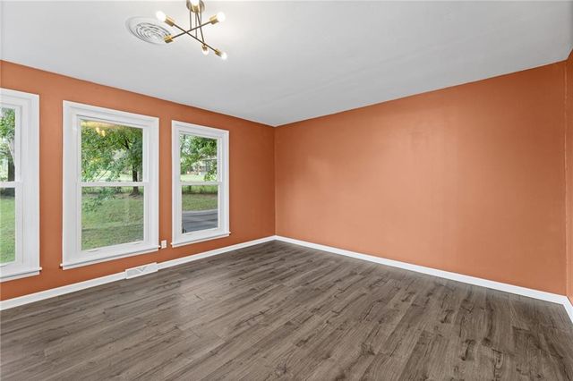 7302 N Woodland Avenue, Gladstone, MO 64118