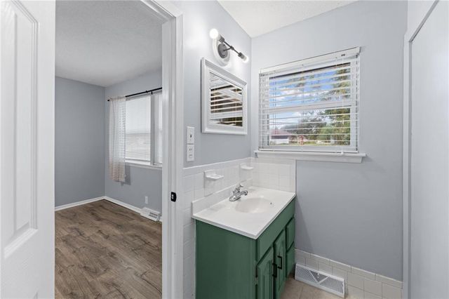 7302 N Woodland Avenue, Gladstone, MO 64118