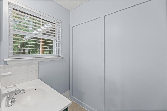 7302 N Woodland Avenue, Gladstone, MO 64118