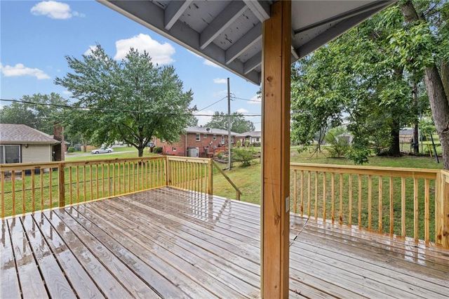 7302 N Woodland Avenue, Gladstone, MO 64118