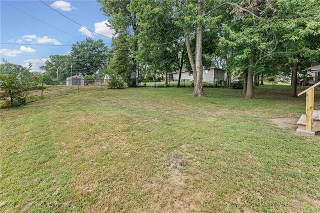 7302 N Woodland Avenue, Gladstone, MO 64118