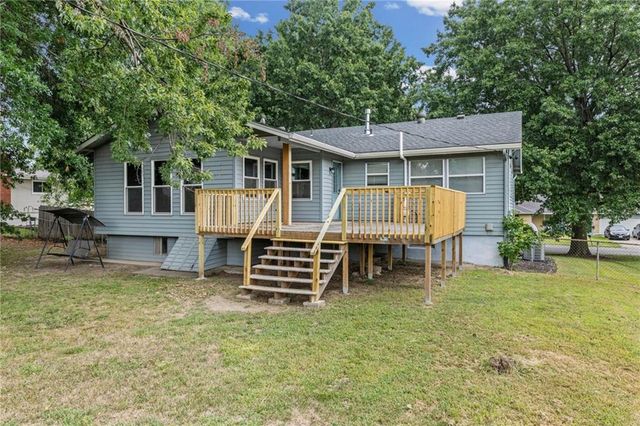 7302 N Woodland Avenue, Gladstone, MO 64118