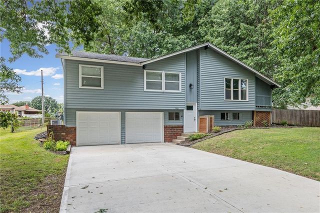 7302 N Woodland Avenue, Gladstone, MO 64118