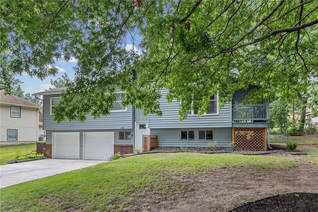 7302 N Woodland Avenue, Gladstone, MO 64118