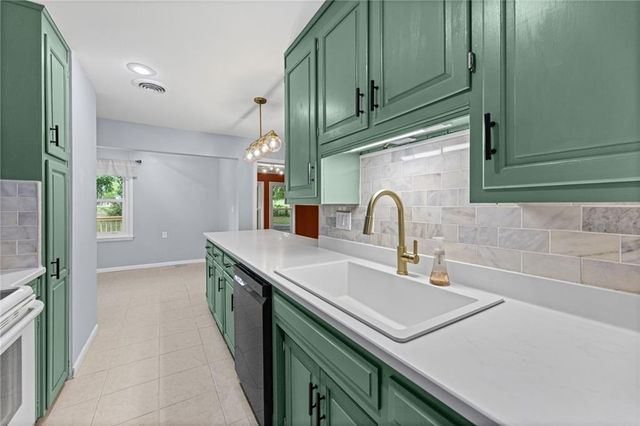 7302 N Woodland Avenue, Gladstone, MO 64118