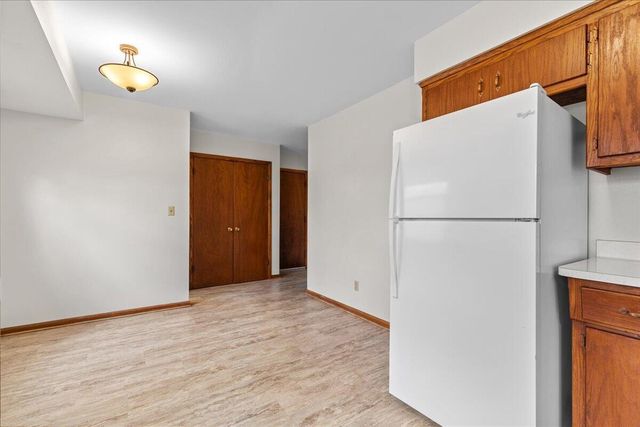 20000 Glenoaks DRIVE, Brookfield, WI 53045