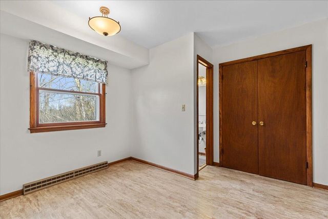 20000 Glenoaks DRIVE, Brookfield, WI 53045