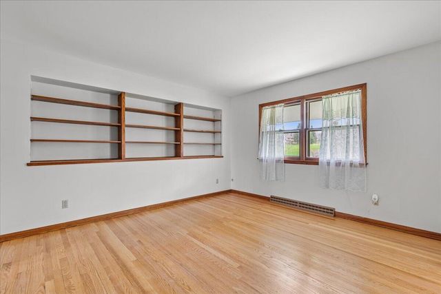 20000 Glenoaks DRIVE, Brookfield, WI 53045