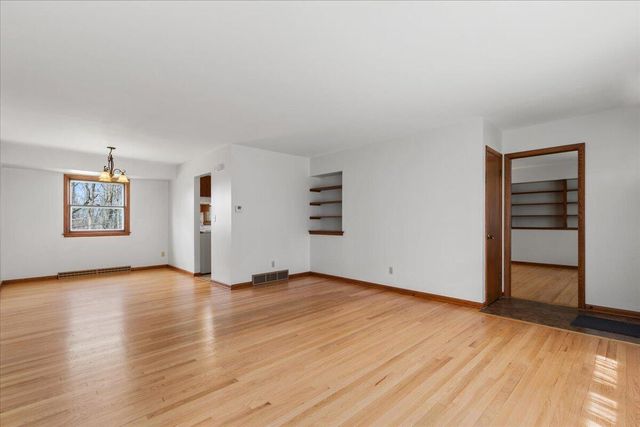 20000 Glenoaks DRIVE, Brookfield, WI 53045