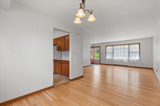 20000 Glenoaks DRIVE, Brookfield, WI 53045