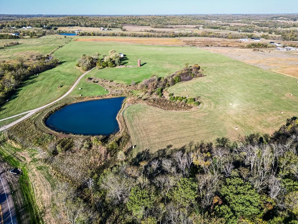 20407 Tonganoxie Road, Tonganoxie, KS 66086