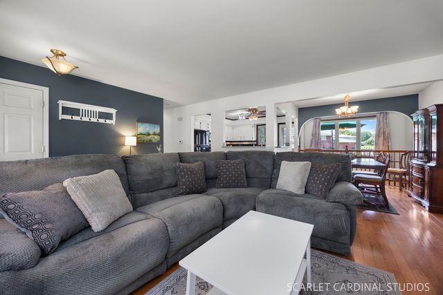 970 Dearborn Circle, Carol Stream, IL 60188