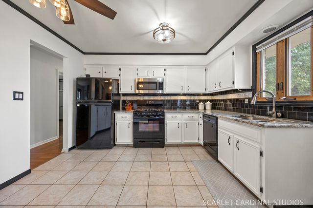 970 Dearborn Circle, Carol Stream, IL 60188