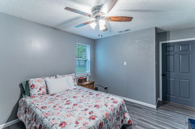 104 N Hillside Street, Red Oak, TX 75154