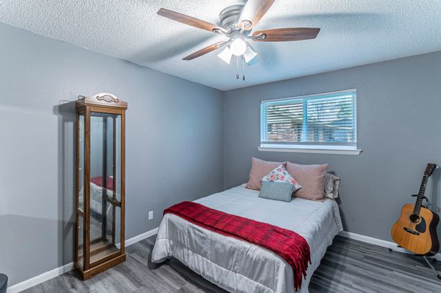 104 N Hillside Street, Red Oak, TX 75154