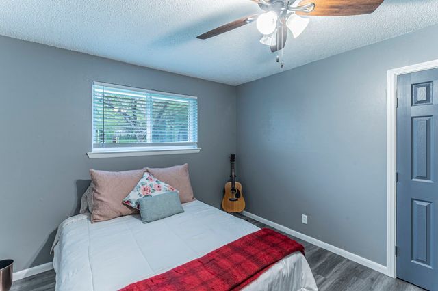 104 N Hillside Street, Red Oak, TX 75154