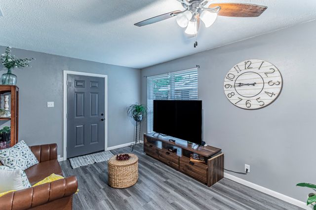 104 N Hillside Street, Red Oak, TX 75154