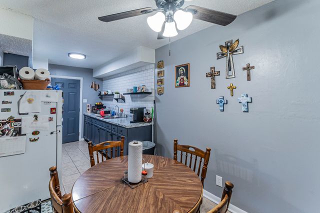 104 N Hillside Street, Red Oak, TX 75154