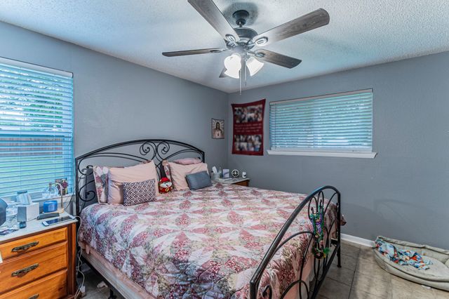 104 N Hillside Street, Red Oak, TX 75154