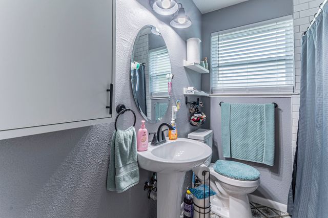 104 N Hillside Street, Red Oak, TX 75154