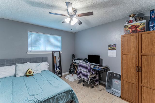 104 N Hillside Street, Red Oak, TX 75154