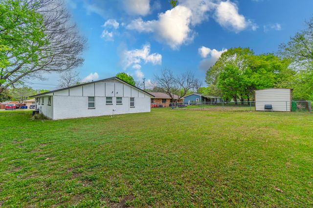 104 N Hillside Street, Red Oak, TX 75154