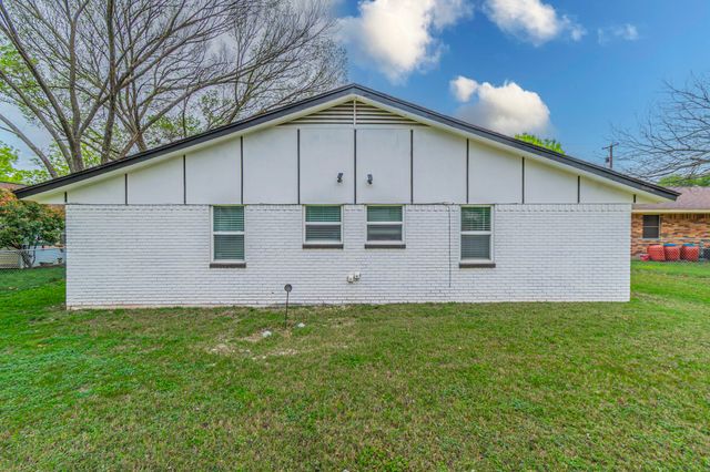 104 N Hillside Street, Red Oak, TX 75154