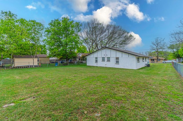 104 N Hillside Street, Red Oak, TX 75154