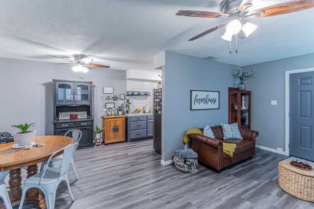 104 N Hillside Street, Red Oak, TX 75154