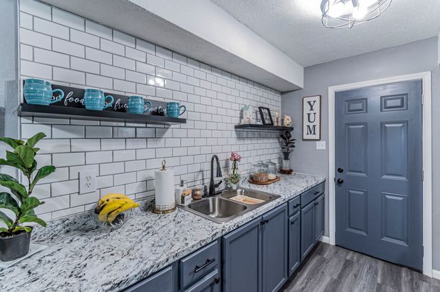 104 N Hillside Street, Red Oak, TX 75154