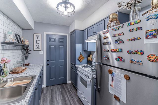 104 N Hillside Street, Red Oak, TX 75154