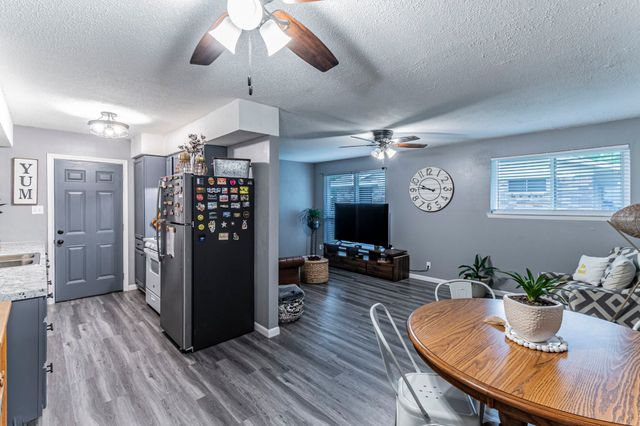 104 N Hillside Street, Red Oak, TX 75154