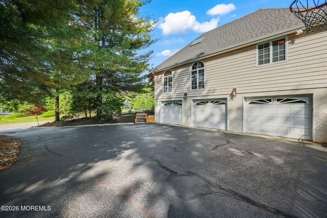 10 Country Club Lane, Marlboro, NJ 07746