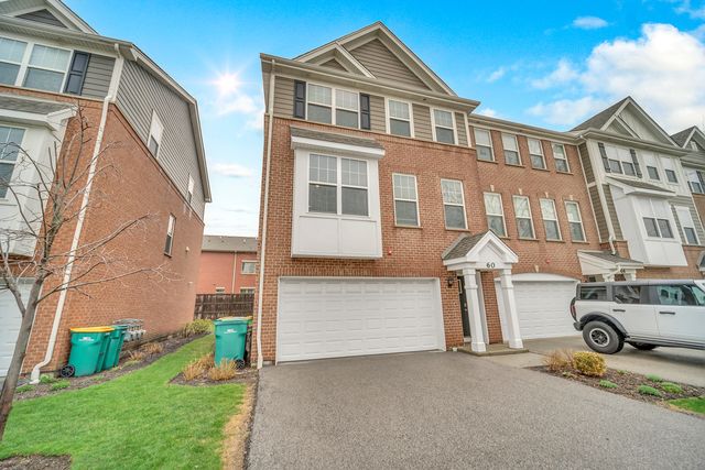 60 Grey Wolf Drive, Wheeling, IL 60090
