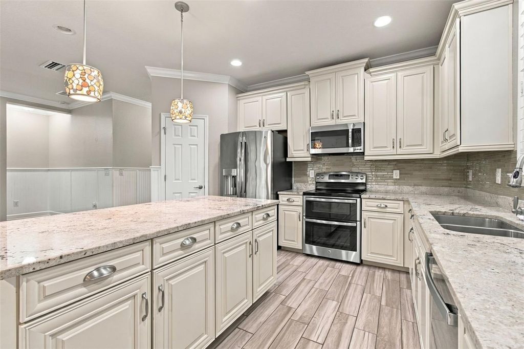 Image 4 of property listing at 8021 WHITETAIL DEER WAY, Tampa, FL 33635