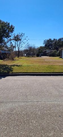 8 8th Avenue N, Texas City, TX 77590