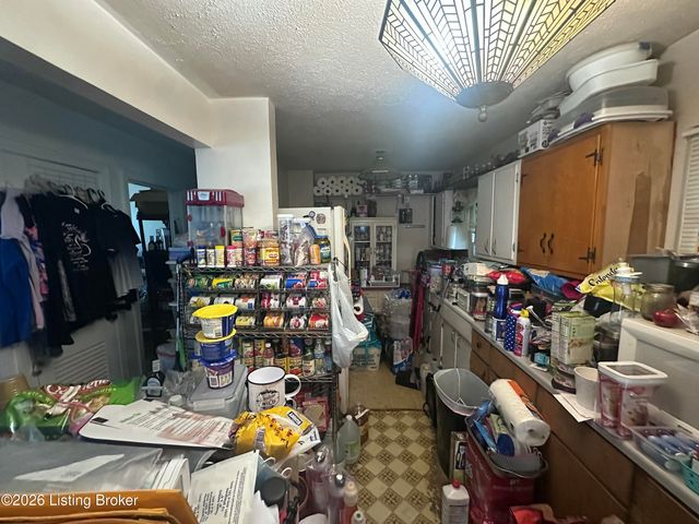 4913 Seville Dr, Louisville, KY 40272