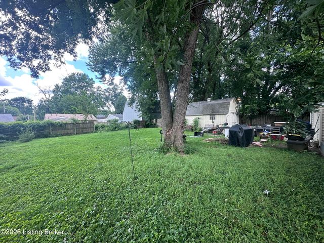 4913 Seville Dr, Louisville, KY 40272