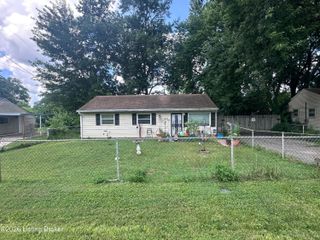 4913 Seville Dr, Louisville, KY 40272