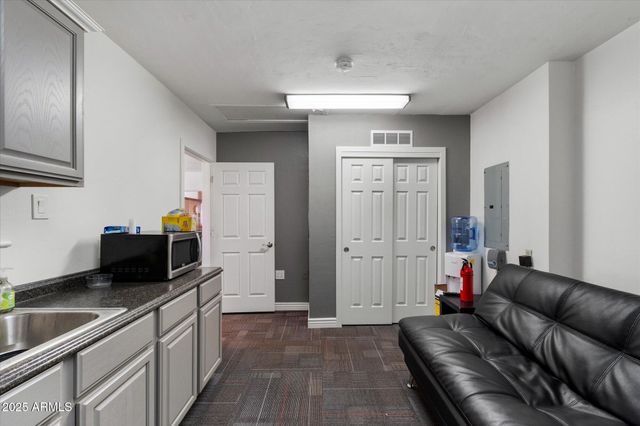 314 E THOMAS Road, Phoenix, AZ 85012